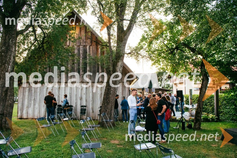 Simona Škrabec in Slavko Bobovnik na vrtu Škrabčeve domačije