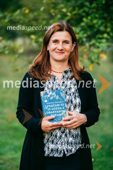  Simona Škrabec, literarna zgodovinarkaSimona Škrabec in Slavko Bobovnik na vrtu Škrabčeve domačije