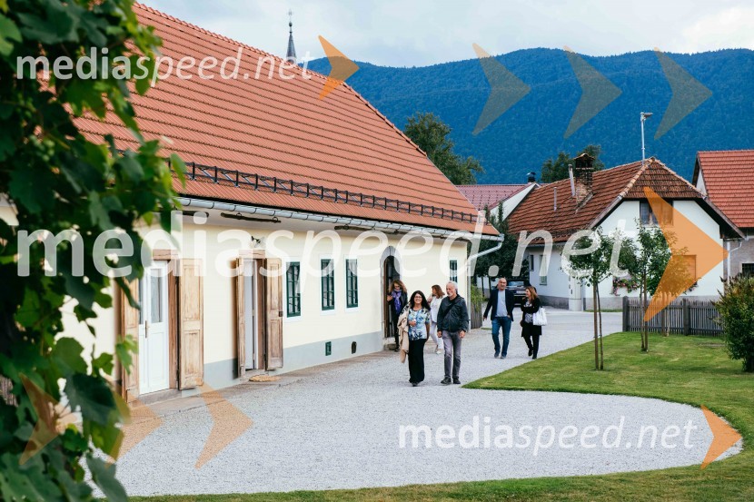 Simona Škrabec in Slavko Bobovnik na vrtu Škrabčeve domačije