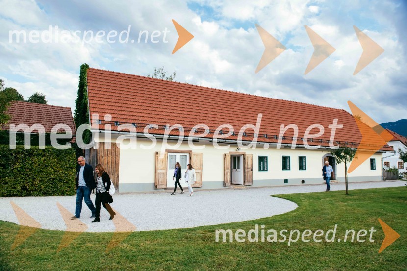 Simona Škrabec in Slavko Bobovnik na vrtu Škrabčeve domačije