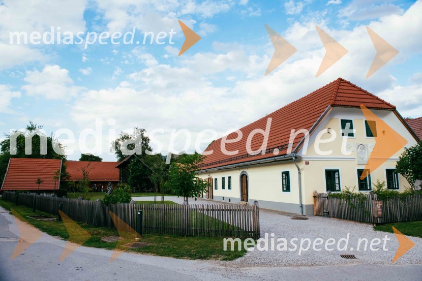 Simona Škrabec in Slavko Bobovnik na vrtu Škrabčeve domačije