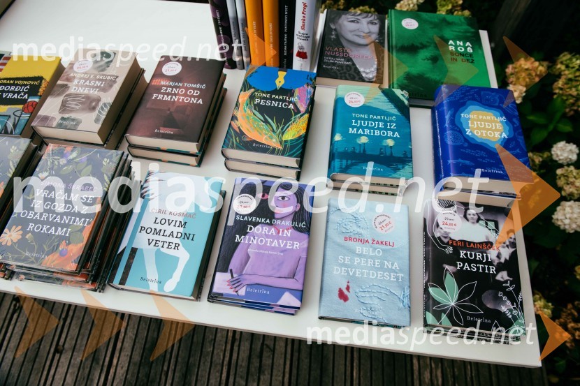 Simona Škrabec in Slavko Bobovnik na vrtu Škrabčeve domačije