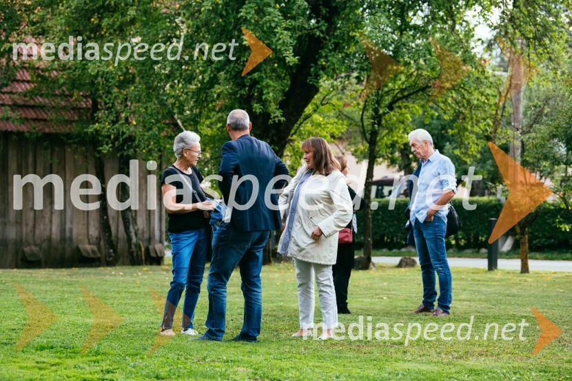 Simona Škrabec in Slavko Bobovnik na vrtu Škrabčeve domačije