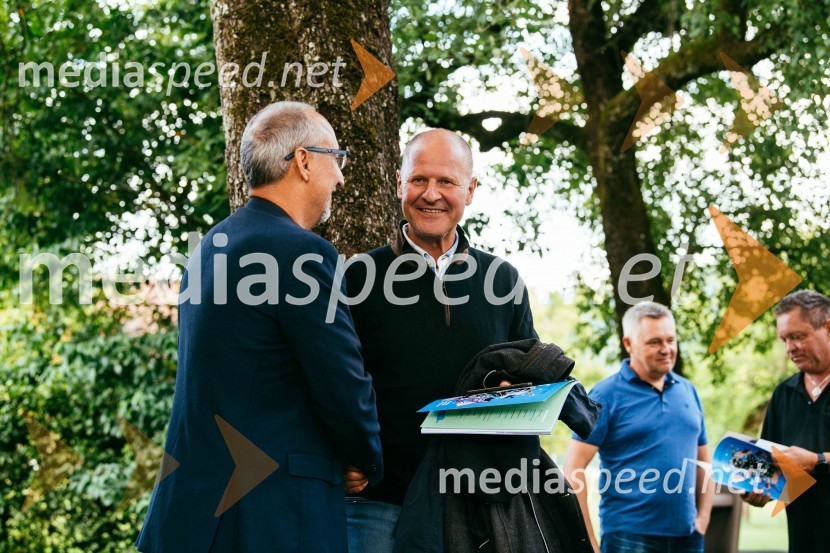 Simona Škrabec in Slavko Bobovnik na vrtu Škrabčeve domačije