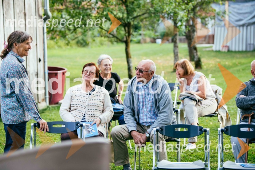 Simona Škrabec in Slavko Bobovnik na vrtu Škrabčeve domačije