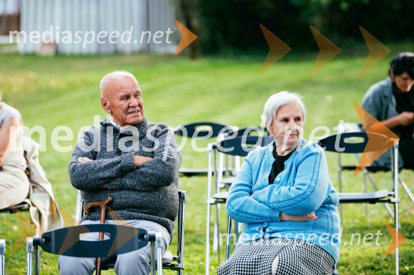 Simona Škrabec in Slavko Bobovnik na vrtu Škrabčeve domačije