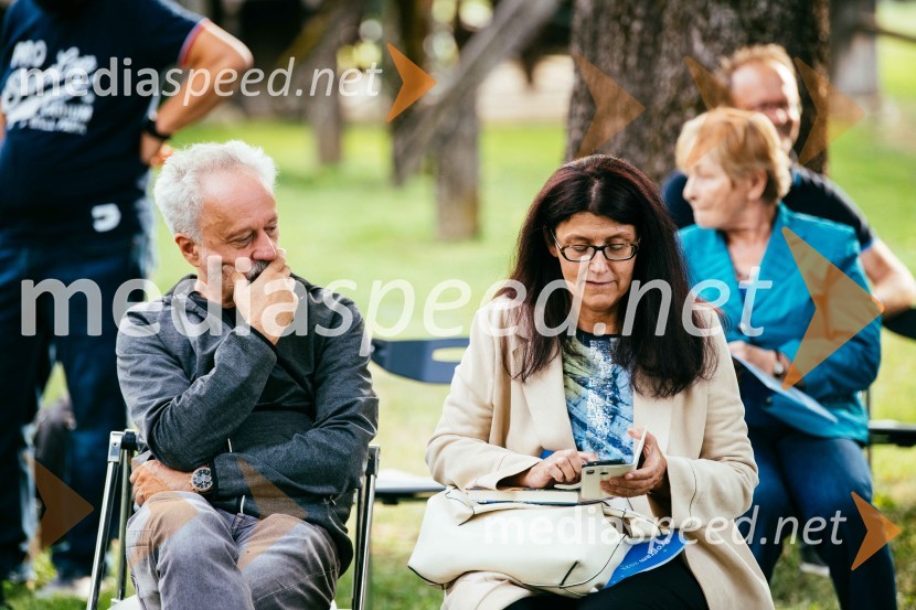 Simona Škrabec in Slavko Bobovnik na vrtu Škrabčeve domačije