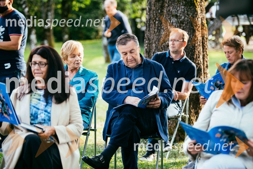 Simona Škrabec in Slavko Bobovnik na vrtu Škrabčeve domačije