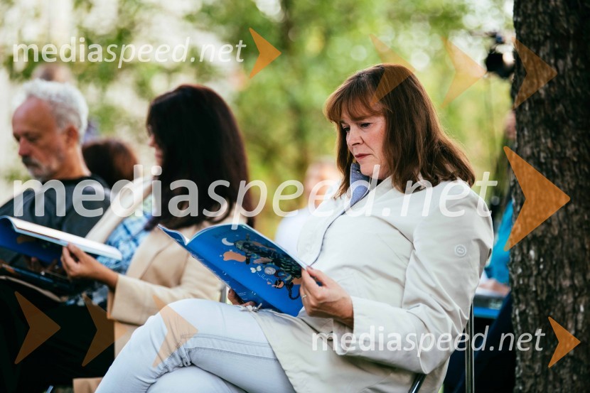 Simona Škrabec in Slavko Bobovnik na vrtu Škrabčeve domačije