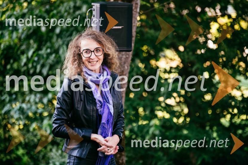 Simona Škrabec in Slavko Bobovnik na vrtu Škrabčeve domačije