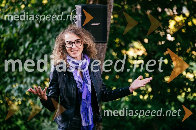 Simona Škrabec in Slavko Bobovnik na vrtu Škrabčeve domačije