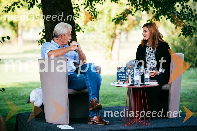  Slavko Bobovnik, novinar in TV voditelj;  Simona Škrabec, literarna zgodovinarkaSimona Škrabec in Slavko Bobovnik na vrtu Škrabčeve domačije