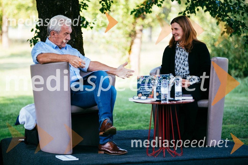  Slavko Bobovnik, novinar in TV voditelj;  Simona Škrabec, literarna zgodovinarkaSimona Škrabec in Slavko Bobovnik na vrtu Škrabčeve domačije