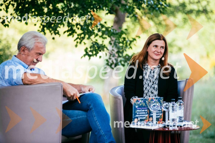 Slavko Bobovnik, novinar in TV voditelj;  Simona Škrabec, literarna zgodovinarkaSimona Škrabec in Slavko Bobovnik na vrtu Škrabčeve domačije