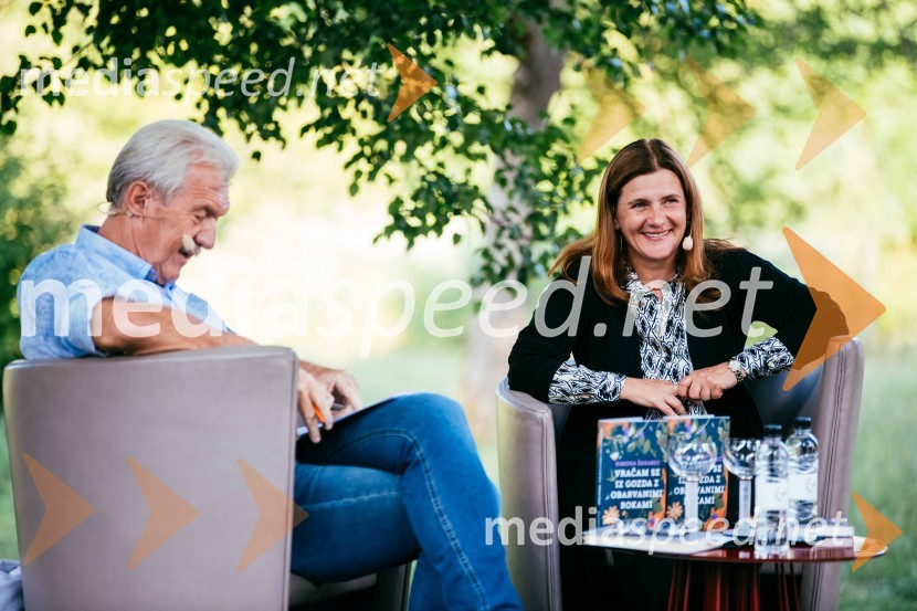 Slavko Bobovnik, novinar in TV voditelj;  Simona Škrabec, literarna zgodovinarkaSimona Škrabec in Slavko Bobovnik na vrtu Škrabčeve domačije