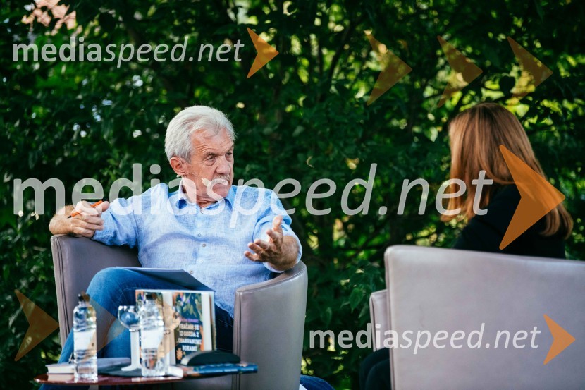  Slavko Bobovnik, novinar in TV voditelj;  Simona Škrabec, literarna zgodovinarkaSimona Škrabec in Slavko Bobovnik na vrtu Škrabčeve domačije