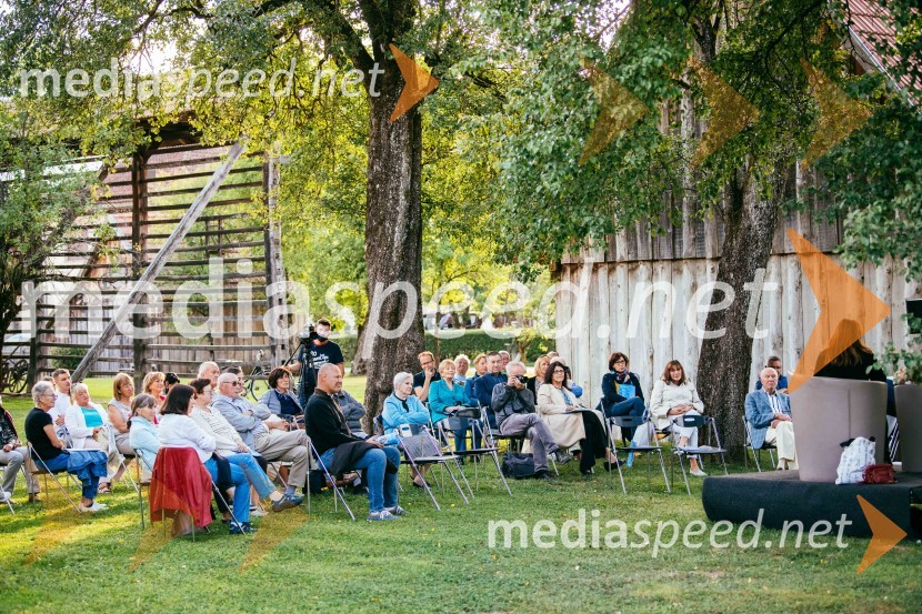 Simona Škrabec in Slavko Bobovnik na vrtu Škrabčeve domačije