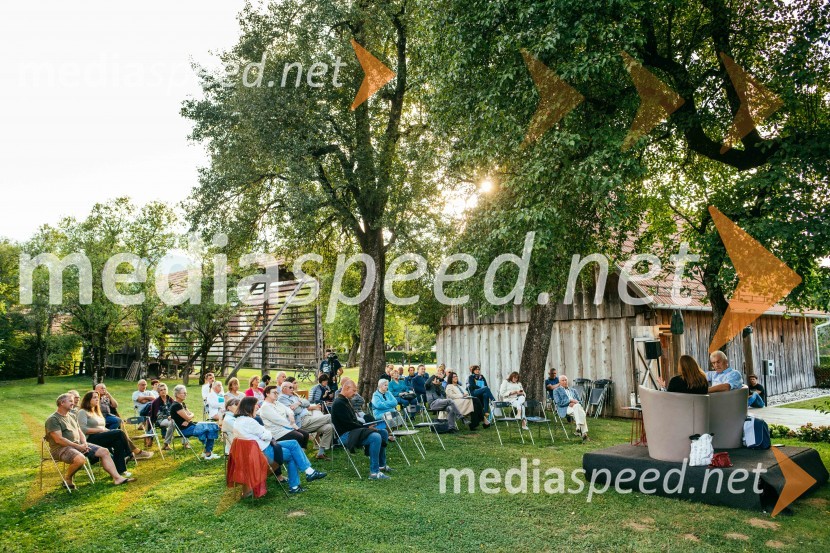 Simona Škrabec in Slavko Bobovnik na vrtu Škrabčeve domačije