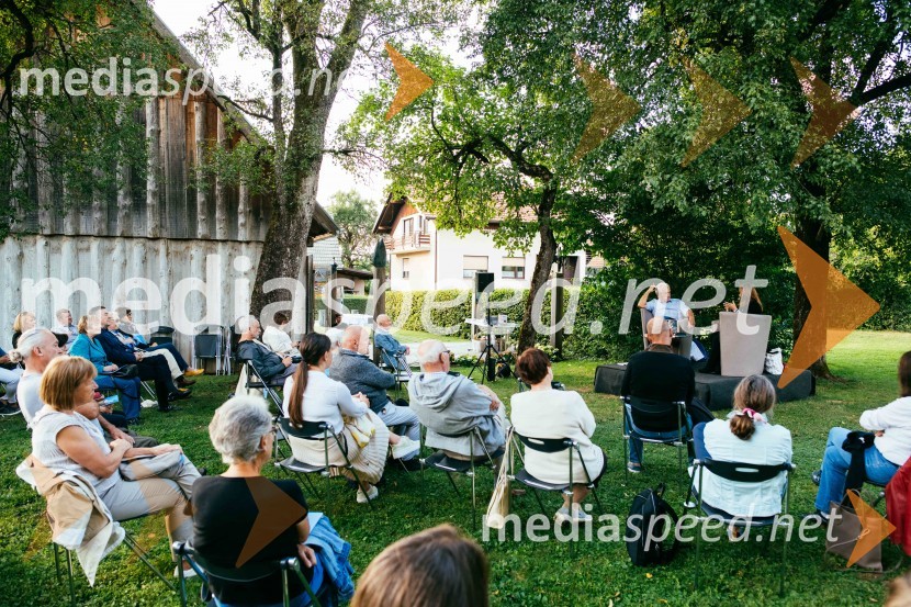 Simona Škrabec in Slavko Bobovnik na vrtu Škrabčeve domačije