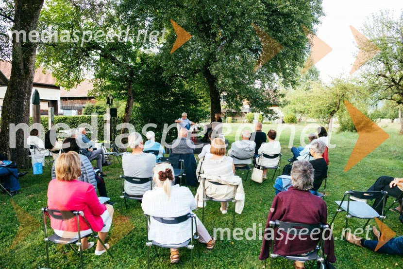 Simona Škrabec in Slavko Bobovnik na vrtu Škrabčeve domačije