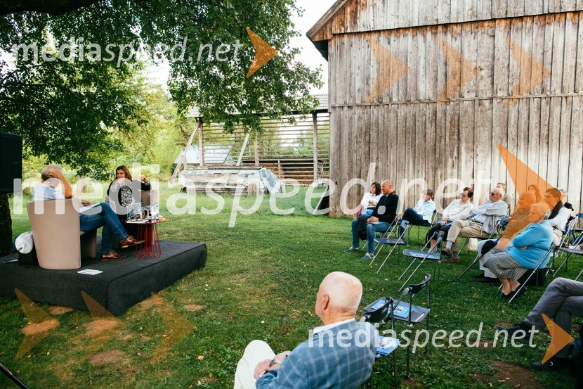 Simona Škrabec in Slavko Bobovnik na vrtu Škrabčeve domačije