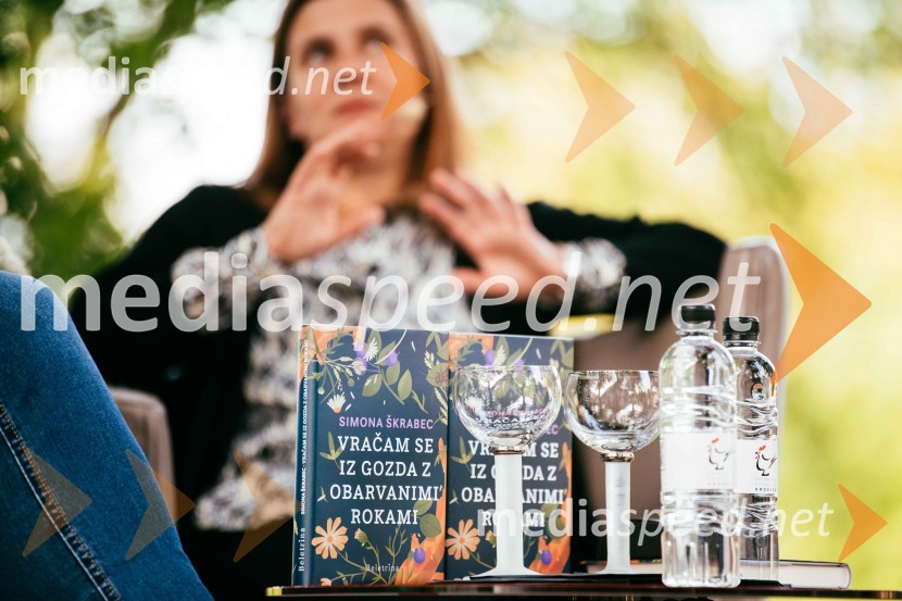 Simona Škrabec in Slavko Bobovnik na vrtu Škrabčeve domačije