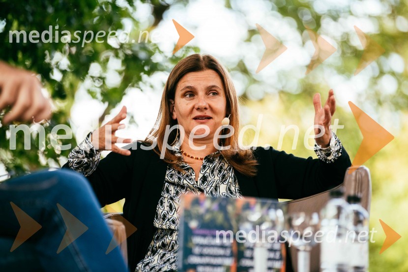  Simona Škrabec, literarna zgodovinarkaSimona Škrabec in Slavko Bobovnik na vrtu Škrabčeve domačije