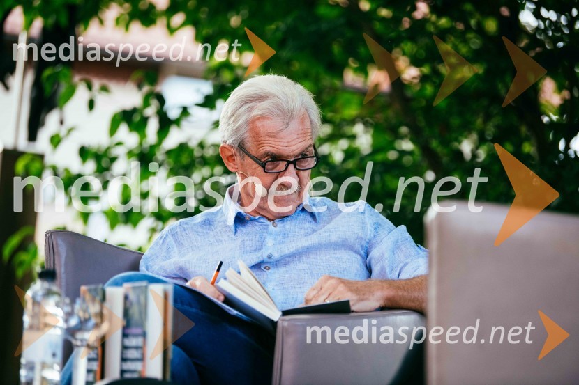 Slavko Bobovnik, novinar in TV voditeljSimona Škrabec in Slavko Bobovnik na vrtu Škrabčeve domačije