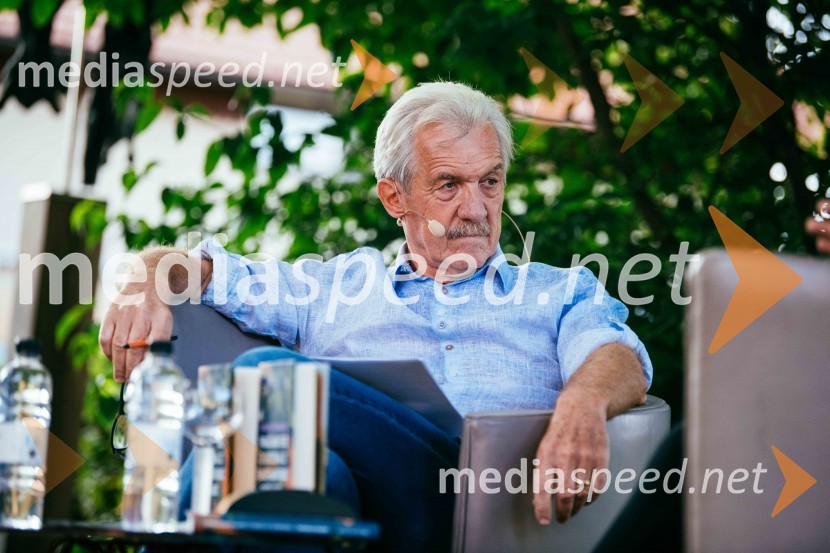  Slavko Bobovnik, novinar in TV voditeljSimona Škrabec in Slavko Bobovnik na vrtu Škrabčeve domačije
