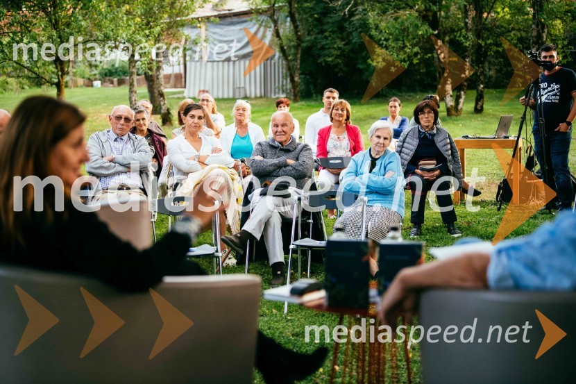 Simona Škrabec in Slavko Bobovnik na vrtu Škrabčeve domačije