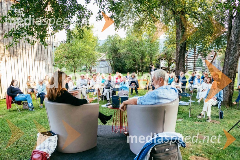  Simona Škrabec, literarna zgodovinarka;  Slavko Bobovnik, novinar in TV voditeljSimona Škrabec in Slavko Bobovnik na vrtu Škrabčeve domačije