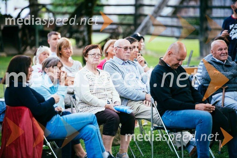 Simona Škrabec in Slavko Bobovnik na vrtu Škrabčeve domačije