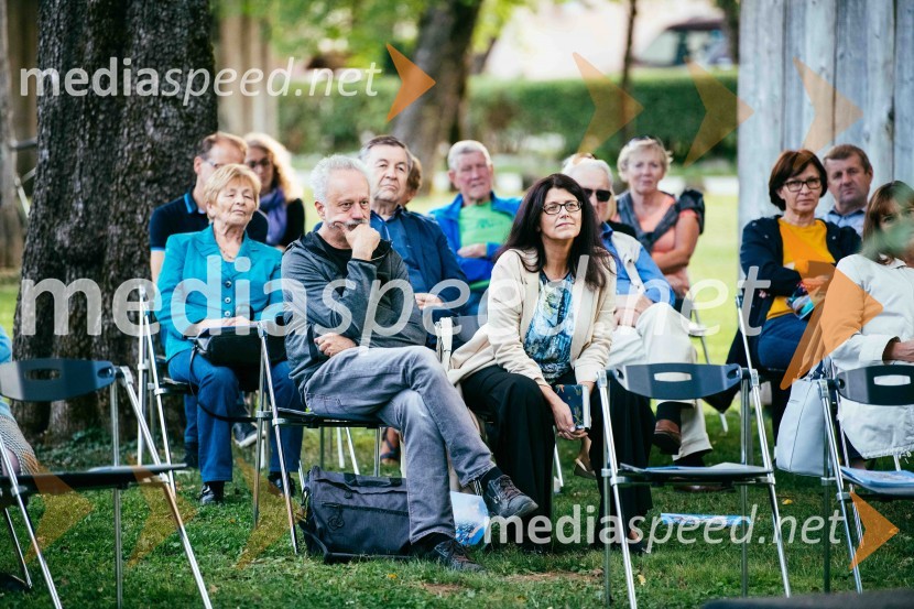 Simona Škrabec in Slavko Bobovnik na vrtu Škrabčeve domačije