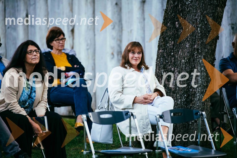 Simona Škrabec in Slavko Bobovnik na vrtu Škrabčeve domačije