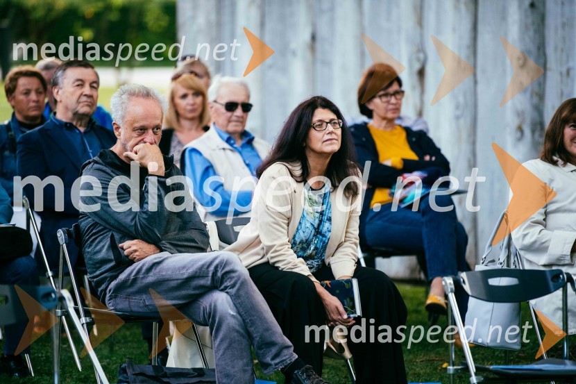 Simona Škrabec in Slavko Bobovnik na vrtu Škrabčeve domačije