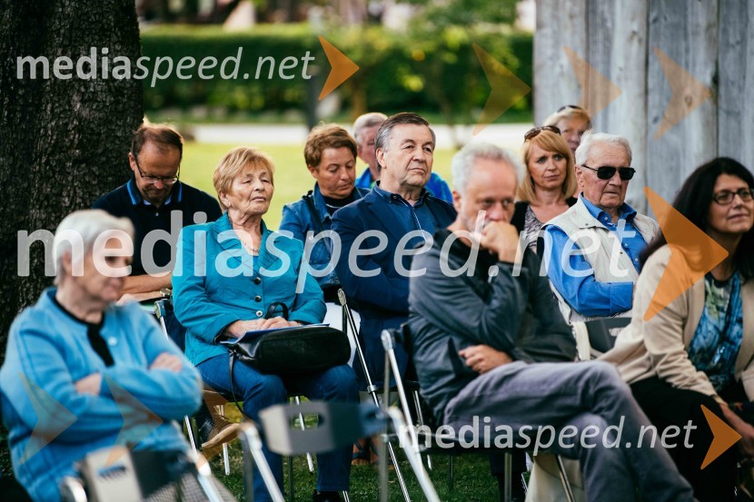 Simona Škrabec in Slavko Bobovnik na vrtu Škrabčeve domačije