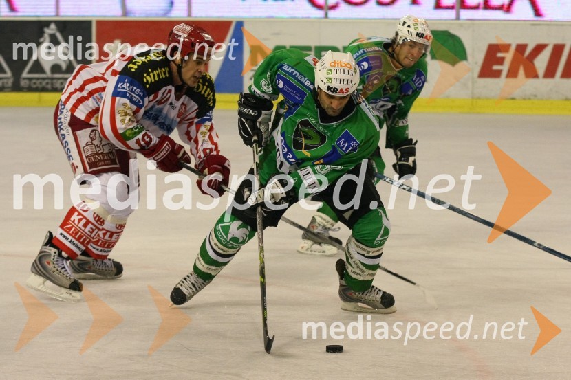 Warren Norris, EC KAC, Raffaele Intranuovo, Tilia Olimpija, strelec enega izmed zadetkov, v ozadju Egon Murič, strelec zadetkaHokej: Liga Ebel, 18. krog: Tilia Olimpija - EC KAC