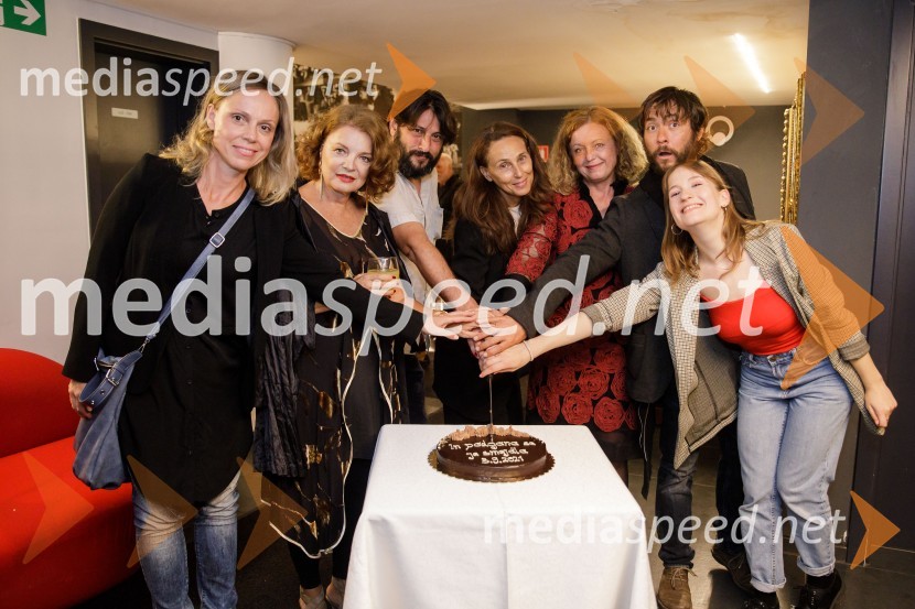  Manca  Ogorevc, igralka;  Jagoda Tovirac, igralka;  Yonatan Esterkin, režiser;  Lučka Počkaj, igralka; mag. Tina Kosi, upravnica SLG Celje;  Andrej Murenc, igralec;  Eva Stražar, igralkaIn podgana se je smejala, premiera drame SLG Celje