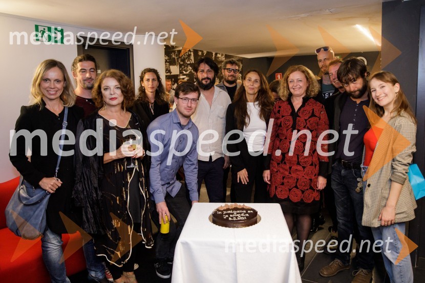  Manca  Ogorevc, igralka;  ... ;  Jagoda Tovirac, igralka;  ... ;  ... ;  Yonatan Esterkin, režiser;  ... ;  Lučka Počkaj, igralka; mag. Tina Kosi, upravnica SLG Celje;  ... ;  Andrej Murenc, igralec;  Eva Stražar, igralkaIn podgana se je smejala, premiera drame SLG Celje