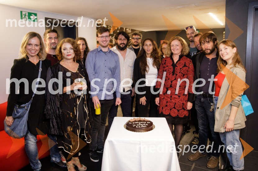  Manca  Ogorevc, igralka;  ... ;  Jagoda Tovirac, igralka;  ... ;  ... ;  Yonatan Esterkin, režiser;  ... ;  Lučka Počkaj, igralka; mag. Tina Kosi, upravnica SLG Celje;  ... ;  Andrej Murenc, igralec;  Eva Stražar, igralkaIn podgana se je smejala, premiera drame SLG Celje