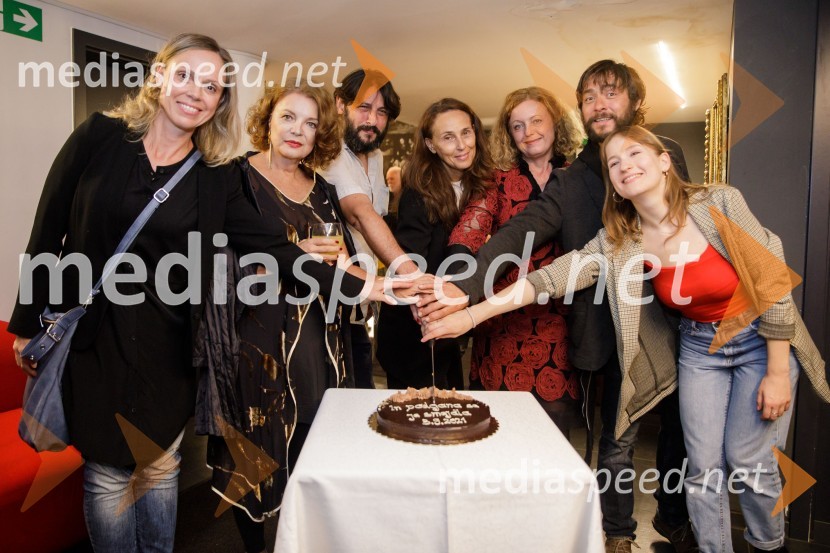  Manca  Ogorevc, igralka;  Jagoda Tovirac, igralka;  Yonatan Esterkin, režiser;  Lučka Počkaj, igralka; mag. Tina Kosi, upravnica SLG Celje;  Andrej Murenc, igralec;  Eva Stražar, igralkaIn podgana se je smejala, premiera drame SLG Celje