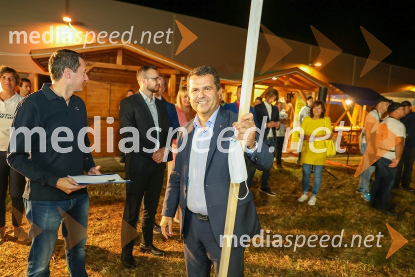  Janez Magyar, župan Občine LendavaV Lendavi rekorden bograč za Guinnessov rekord