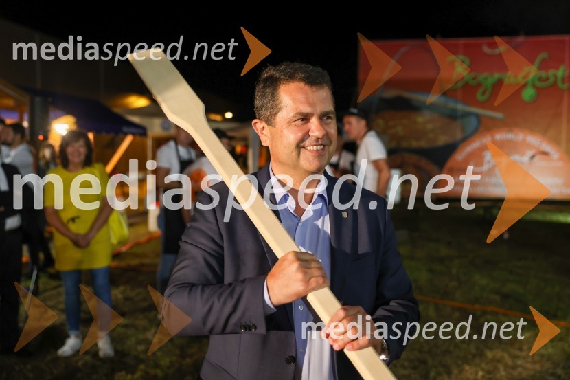  Janez Magyar, župan Občine LendavaV Lendavi rekorden bograč za Guinnessov rekord