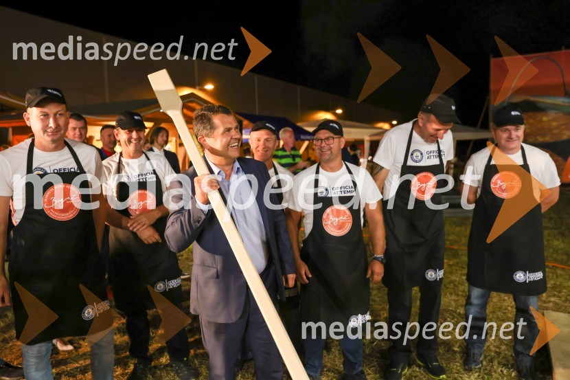  Janez Magyar, župan Občine LendavaV Lendavi rekorden bograč za Guinnessov rekord