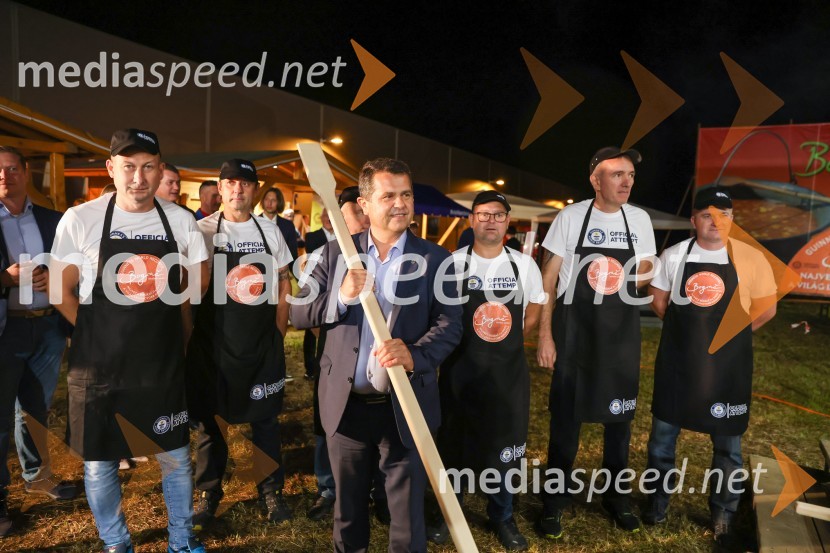  Janez Magyar, župan Občine LendavaV Lendavi rekorden bograč za Guinnessov rekord