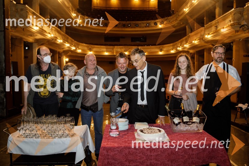  Matija Rozman, igralec;  Veronika Drolc, igralka;  ... ;  Diego de Brea, režiser;   Igor  Samobor, igralec, ravnatelj SNG Drama Ljubljana;  ... ;  Jurij  Zrnec, igralecKonec igre, premiera drame, SNG Ljubljana