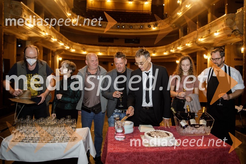  Matija Rozman, igralec;  Veronika Drolc, igralka;  ... ;  Diego de Brea, režiser;   Igor  Samobor, igralec, ravnatelj SNG Drama Ljubljana;  ... ;  Jurij  Zrnec, igralecKonec igre, premiera drame, SNG Ljubljana