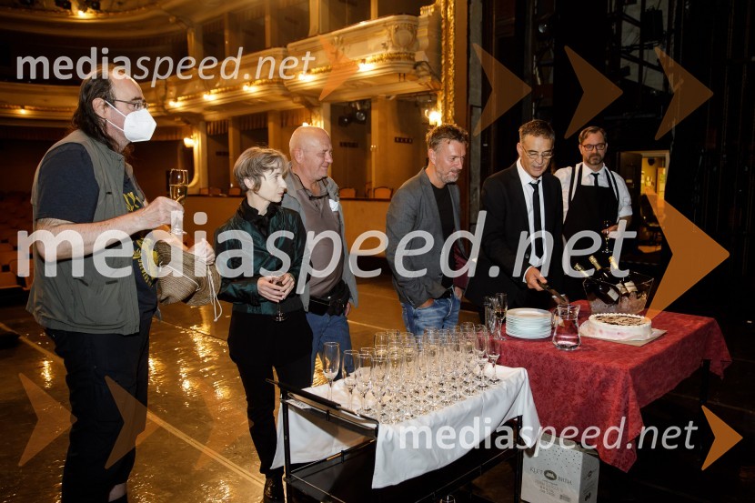  Matija Rozman, igralec;  Veronika Drolc, igralka;  ... ;  Diego de Brea, režiser;   Igor  Samobor, igralec, ravnatelj SNG Drama Ljubljana;  Jurij  Zrnec, igralecKonec igre, premiera drame, SNG Ljubljana