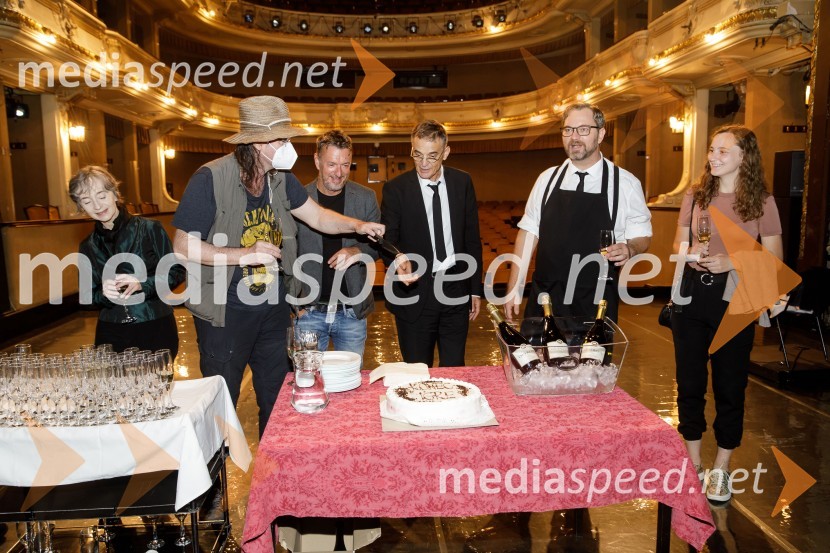  Veronika Drolc, igralka;  Matija Rozman, igralec;  Diego de Brea, režiser;   Igor  Samobor, igralec, ravnatelj SNG Drama Ljubljana;  Jurij  Zrnec, igralec;  ... Konec igre, premiera drame, SNG Ljubljana