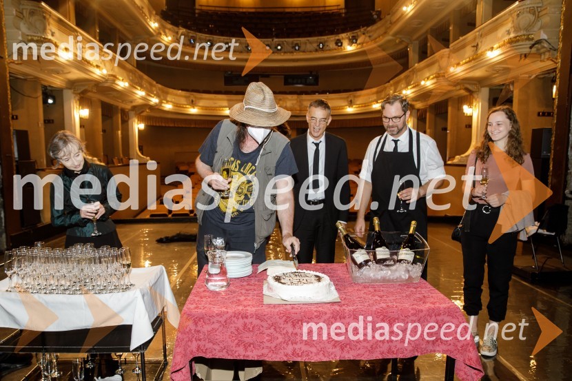  Veronika Drolc, igralka;  Matija Rozman, igralec;   Igor  Samobor, igralec, ravnatelj SNG Drama Ljubljana;  Jurij  Zrnec, igralec;  ... Konec igre, premiera drame, SNG Ljubljana